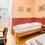 Mondpalast Hostel *
