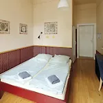 Mondpalast Hostel *