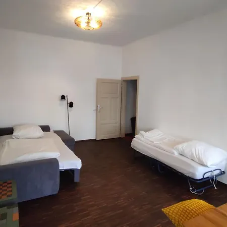 Mondpalast Hostel *